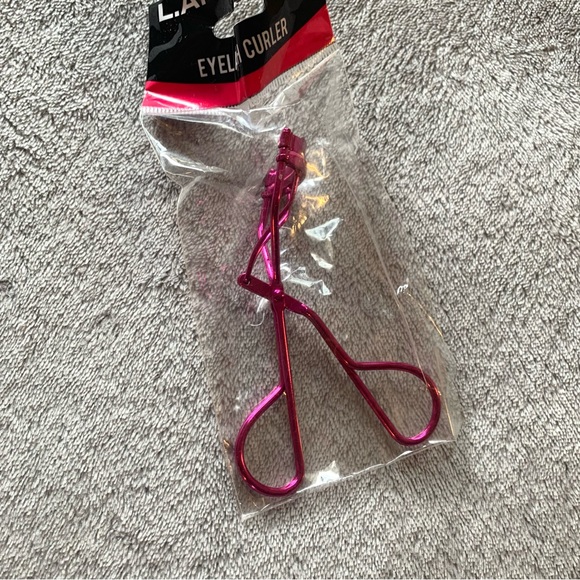 L.A. Colors Vibrant Pink Eyelash Curler - Picture 6 of 9